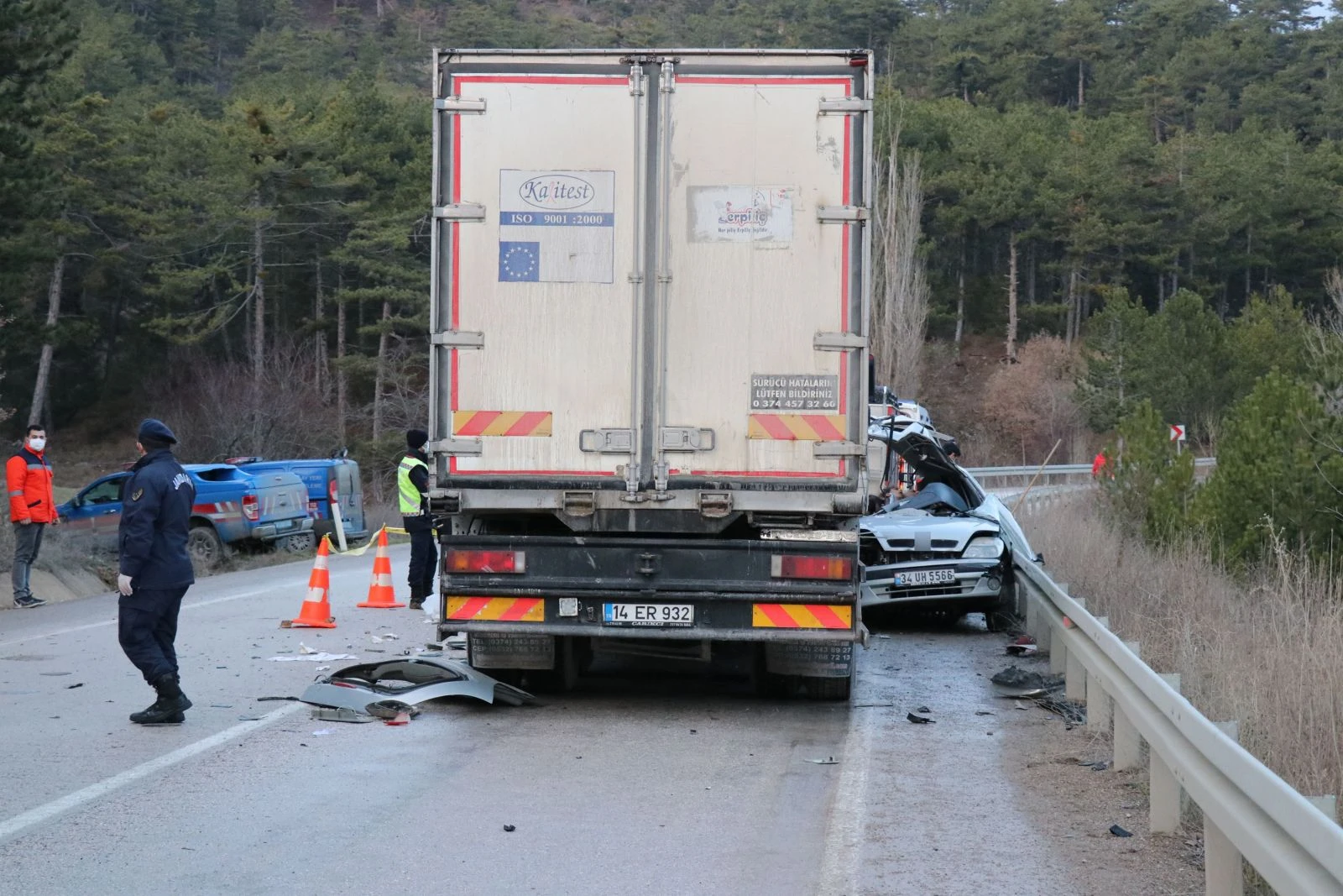 Tavuk dolu kamyona çarpan araç hurdaya döndü: Feci kaza 4 kişilik aileye mezar oldu